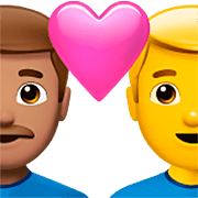 👨🏽‍❤️‍👨 Emoji Liebespaar - Mann: mittlere Hautfarbe, Hombre Apple iOS 16.4.