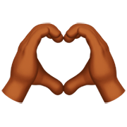 🫶🏾 Emoji Mãos De Coração: Pele Morena Escura na Apple iOS 16.4.