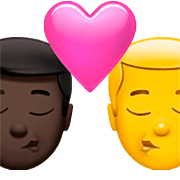 Emoji 👨🏿‍❤️‍💋‍👨 Bacio Tra Coppia - Uomo: Carnagione Scura, Hombre su Apple iOS 16.4.