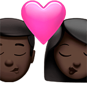 👨🏿‍❤️‍💋‍👩🏿 Emoji sich küssendes Paar - Mann: dunkle Hautfarbe, Frau: dunkle Hautfarbe Apple iOS 16.4.