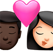 👨🏿‍❤️‍💋‍👩🏻 Emoji sich küssendes Paar - Mann: dunkle Hautfarbe, Frau: helle Hautfarbe Apple iOS 16.4.