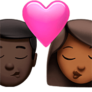 👨🏿‍❤️‍💋‍👩🏾 Emoji Beso - Hombre: Tono De Piel Oscuro, Mujer: Tono De Piel Claro Medio en Apple iOS 16.4.