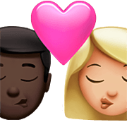 👨🏿‍❤️‍💋‍👩🏼 Emoji Beso - Hombre: Tono De Piel Oscuro, Mujer: Tono De Piel Claro Medio en Apple iOS 16.4.