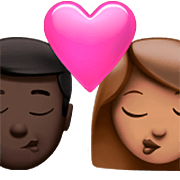 👨🏿‍❤️‍💋‍👩🏽 Emoji Beso - Hombre: Tono De Piel Oscuro, Mujer: Tono De Piel Medio en Apple iOS 16.4.