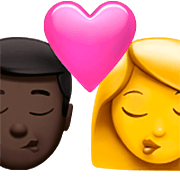 👨🏿‍❤️‍💋‍👩 Emoji Beso - Hombre: Tono De Piel Oscuro, Mujer en Apple iOS 16.4.