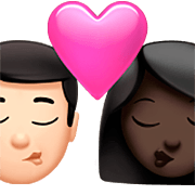 Emoji 👨🏻‍❤️‍💋‍👩🏿 Bacio Tra Coppia - Uomo: Carnagione Chiara, Donna: Carnagione Scura su Apple iOS 16.4.