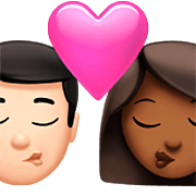 Emoji 👨🏻‍❤️‍💋‍👩🏾 Bacio Tra Coppia - Uomo: Carnagione Chiara, Donna: Carnagione Abbastanza Scura su Apple iOS 16.4.