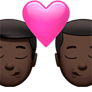 👨🏿‍❤️‍💋‍👨🏿 Emoji sich küssendes Paar - Mann: dunkle Hautfarbe, Mann: dunkle Hautfarbe Apple iOS 16.4.