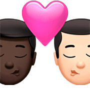 👨🏿‍❤️‍💋‍👨🏻 Emoji sich küssendes Paar - Mann: dunkle Hautfarbe, Mann: helle Hautfarbe Apple iOS 16.4.
