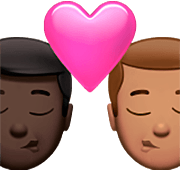 👨🏿‍❤️‍💋‍👨🏽 Emoji sich küssendes Paar - Mann: dunkle Hautfarbe, Mann: mittlere Hautfarbe Apple iOS 16.4.