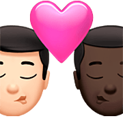 👨🏻‍❤️‍💋‍👨🏿 Emoji sich küssendes Paar - Mann: helle Hautfarbe, Mann: dunkle Hautfarbe Apple iOS 16.4.