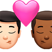 👨🏻‍❤️‍💋‍👨🏾 Emoji sich küssendes Paar - Mann: helle Hautfarbe, Mann: mitteldunkle Hautfarbe Apple iOS 16.4.