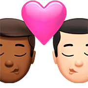 👨🏾‍❤️‍💋‍👨🏻 Emoji sich küssendes Paar - Mann: mitteldunkle Hautfarbe, Mann: helle Hautfarbe Apple iOS 16.4.