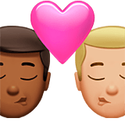 👨🏾‍❤️‍💋‍👨🏼 Emoji Beso - Hombre: Tono De Piel Oscuro Medio, Hombre: Tono De Piel Claro Medio en Apple iOS 16.4.