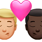 👨🏼‍❤️‍💋‍👨🏿 Emoji sich küssendes Paar - Mann: mittelhelle Hautfarbe, Mann: dunkle Hautfarbe Apple iOS 16.4.