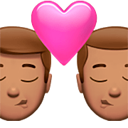 👨🏽‍❤️‍💋‍👨🏽 Emoji sich küssendes Paar - Mann: mittlere Hautfarbe, Mann: mittlere Hautfarbe Apple iOS 16.4.