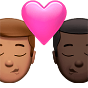 👨🏽‍❤️‍💋‍👨🏿 Emoji sich küssendes Paar - Mann: mittlere Hautfarbe, Mann: dunkle Hautfarbe Apple iOS 16.4.