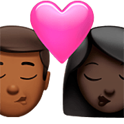 👨🏾‍❤️‍💋‍👩🏿 Emoji sich küssendes Paar - Mann: mitteldunkle Hautfarbe, Frau: dunkle Hautfarbe Apple iOS 16.4.