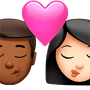👨🏾‍❤️‍💋‍👩🏻 Emoji Beso - Hombre: Tono De Piel Oscuro Medio, Mujer: Tono De Piel Claro en Apple iOS 16.4.