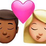 👨🏾‍❤️‍💋‍👩🏼 Emoji sich küssendes Paar - Mann: mitteldunkle Hautfarbe, Frau: mittelhelle Hautfarbe Apple iOS 16.4.