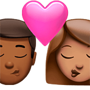 👨🏾‍❤️‍💋‍👩🏽 Emoji Beijo - Homem: Pele Morena Escura, Mulher: Pele Morena na Apple iOS 16.4.