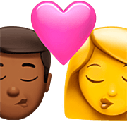 👨🏾‍❤️‍💋‍👩 Emoji Beso - Hombre: Tono De Piel Oscuro Medio, Mujer en Apple iOS 16.4.