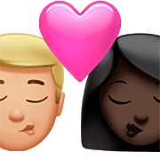 👨🏼‍❤️‍💋‍👩🏿 Emoji Beijo - Homem: Pele Morena Clara, Mulher: Pele Escura na Apple iOS 16.4.