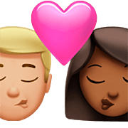 👨🏼‍❤️‍💋‍👩🏾 Emoji Beso - Hombre: Tono De Piel Claro Medio, Mujer: Tono De Piel Oscuro Medio en Apple iOS 16.4.