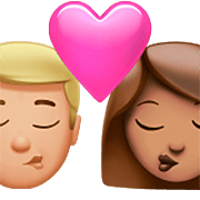👨🏼‍❤️‍💋‍👩🏽 Emoji sich küssendes Paar - Mann: mittelhelle Hautfarbe, Frau: mittlere Hautfarbe Apple iOS 16.4.