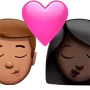 👨🏽‍❤️‍💋‍👩🏿 Emoji sich küssendes Paar - Mann: mittlere Hautfarbe, Frau: dunkle Hautfarbe Apple iOS 16.4.