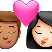 Emoji 👨🏽‍❤️‍💋‍👩🏻 Bacio Tra Coppia - Uomo: Carnagione Olivastra, Donna: Carnagione Chiara su Apple iOS 16.4.