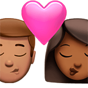 👨🏽‍❤️‍💋‍👩🏾 Emoji sich küssendes Paar - Mann: mittlere Hautfarbe, Frau: mitteldunkle Hautfarbe Apple iOS 16.4.