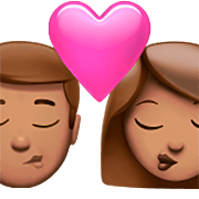 👨🏽‍❤️‍💋‍👩🏽 Emoji sich küssendes Paar - Mann: mittlere Hautfarbe, Frau: mittlere Hautfarbe Apple iOS 16.4.