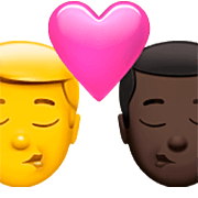 👨‍❤️‍💋‍👨🏿 Emoji Beijo - Homem, Homem: Pele Escura na Apple iOS 16.4.