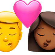 👨‍❤️‍💋‍👩🏾 Emoji Beijo Homem, Mulher: Pele Morena Escura na Apple iOS 16.4.