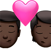 👨🏿‍❤️‍💋‍🧑🏿 Emoji sich küssendes Paar: Mannn, Person, dunkle Hautfarbe Apple iOS 16.4.
