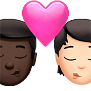 👨🏿‍❤️‍💋‍🧑🏻 Emoji Beijo: Homem, Pessoa, Pele Escura, Pele Clara na Apple iOS 16.4.