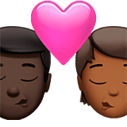 👨🏿‍❤️‍💋‍🧑🏾 Emoji sich küssendes Paar: Mannn, Person, dunkle Hautfarbe, mitteldunkle Hautfarbe Apple iOS 16.4.