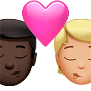 👨🏿‍❤️‍💋‍🧑🏼 Emoji Beso: Hombre, Persona, Tono De Piel Oscuro, Tono De Piel Claro Medio en Apple iOS 16.4.