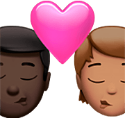 Emoji 👨🏿‍❤️‍💋‍🧑🏽 Bacio Tra Coppia: uomo, persona, Carnagione Scura, Carnagione Olivastra su Apple iOS 16.4.