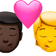 👨🏿‍❤️‍💋‍🧑 Emoji sich küssendes Paar: Mannn, Person, dunkle Hautfarbe, Kein Hautton Apple iOS 16.4.