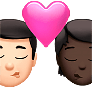 Emoji 👨🏻‍❤️‍💋‍🧑🏿 Bacio Tra Coppia: uomo, persona, Carnagione Chiara, Carnagione Scura su Apple iOS 16.4.