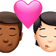 👨🏾‍❤️‍💋‍🧑🏻 Emoji sich küssendes Paar: Mannn, Person, mitteldunkle Hautfarbe, helle Hautfarbe Apple iOS 16.4.