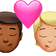 Emoji 👨🏾‍❤️‍💋‍🧑🏼 Bacio Tra Coppia: uomo, persona, Carnagione Abbastanza Scura, Carnagione Abbastanza Chiara su Apple iOS 16.4.
