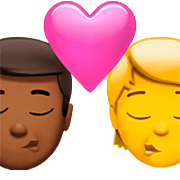 👨🏾‍❤️‍💋‍🧑 Emoji sich küssendes Paar: Mannn, Person, mitteldunkle Hautfarbe, Kein Hautton Apple iOS 16.4.