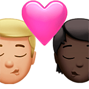 👨🏼‍❤️‍💋‍🧑🏿 Emoji sich küssendes Paar: Mannn, Person, mittelhelle Hautfarbe, dunkle Hautfarbe Apple iOS 16.4.