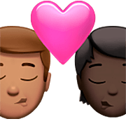 👨🏽‍❤️‍💋‍🧑🏿 Emoji sich küssendes Paar: Mannn, Person, mittlere Hautfarbe, dunkle Hautfarbe Apple iOS 16.4.