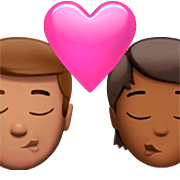 Emoji 👨🏽‍❤️‍💋‍🧑🏾 Bacio Tra Coppia: uomo, persona, Carnagione Olivastra, Carnagione Abbastanza Scura su Apple iOS 16.4.