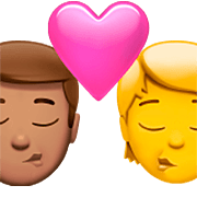 👨🏽‍❤️‍💋‍🧑 Emoji sich küssendes Paar: Mannn, Person, mittlere Hautfarbe, Kein Hautton Apple iOS 16.4.