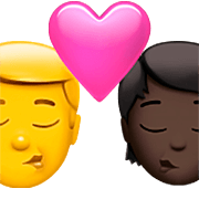👨‍❤️‍💋‍🧑🏿 Emoji sich küssendes Paar: Mannn, Person, Kein Hautton, dunkle Hautfarbe Apple iOS 16.4.